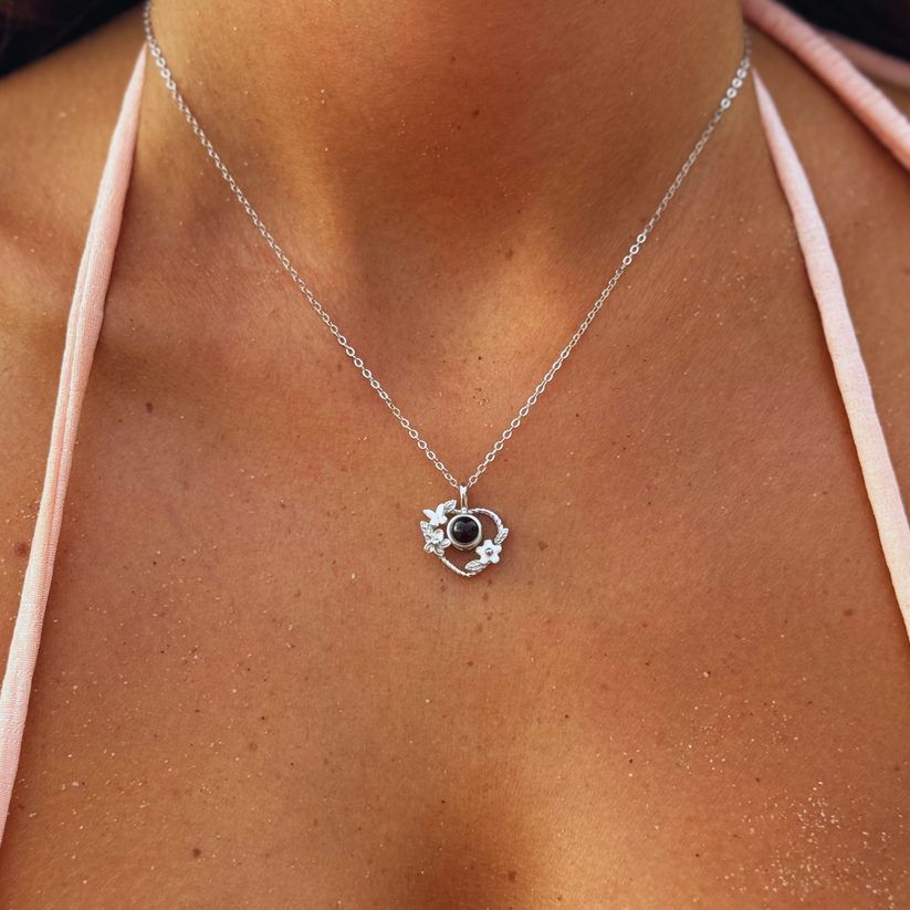 Collier Photo Personnalisé Enora - Bijou coeur entouré de fleurs
