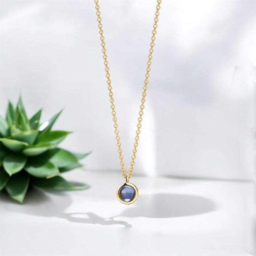 Femme portant un collier photo personnalisé Elydia